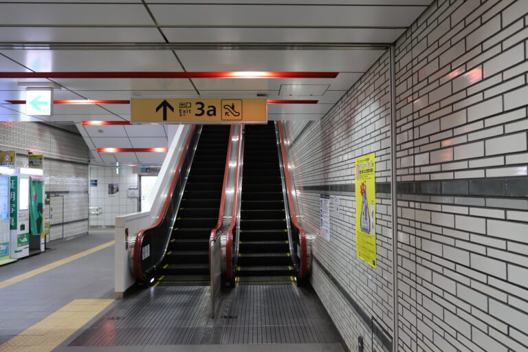 Take the escalator marked 3a up.